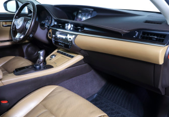 Подержанный автомобиль Lexus ES 2015 года (10 фото)