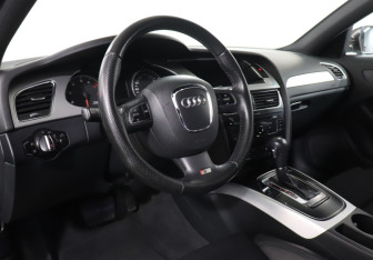Подержанный автомобиль Audi A4 Sedan 2011 года (13 фото)