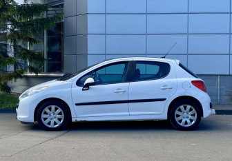 Подержанный автомобиль Peugeot 207 Hatchback 2009 года (8 фото)