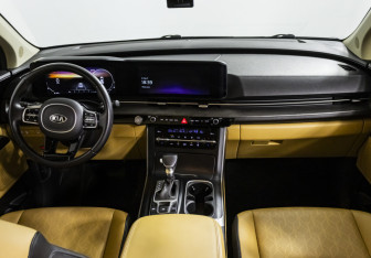 Подержанный автомобиль Kia Carnival 2020 года (13 фото)