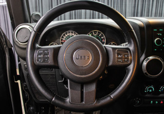 Подержанный автомобиль Jeep Wrangler 2012 года (15 фото)