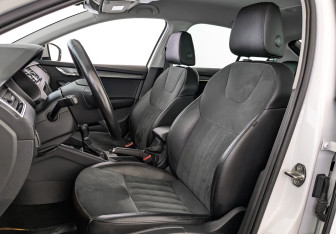 Подержанный автомобиль Skoda Octavia Liftback 2019 года (20 фото)