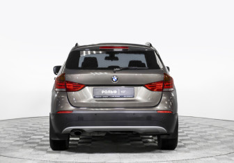 Подержанный автомобиль BMW X1 2012 года (6 фото)