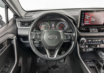 Подержанный автомобиль Toyota RAV4 2021 года (21 фото)