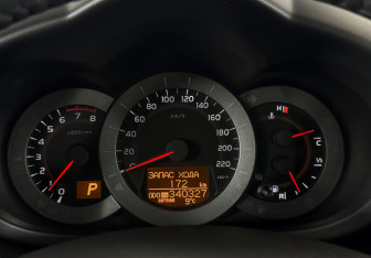 Подержанный автомобиль Toyota RAV4 2011 года (9 фото)