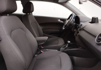 Подержанный автомобиль Audi A1 2011 года (10 фото)