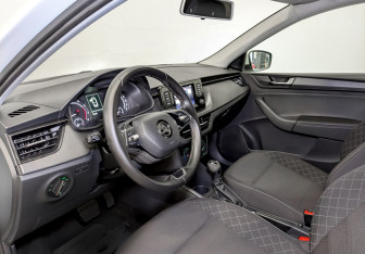Подержанный автомобиль Skoda Rapid Liftback 2021 года (16 фото)