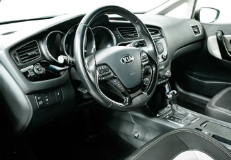 Подержанный автомобиль Kia Ceed Hatchback 2013 года (11 фото)