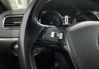 Подержанный автомобиль Volkswagen Jetta Sedan 2016 года (15 фото)