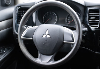 Подержанный автомобиль Mitsubishi Outlander 2014 года (15 фото)