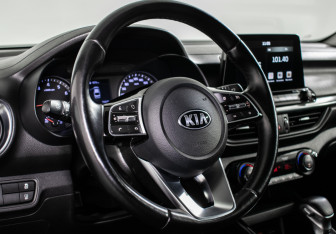 Подержанный автомобиль Kia Cerato Sedan 2019 года (13 фото)
