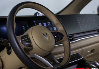 Подержанный автомобиль Voyah Dream 2023 года (19 фото)