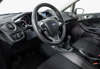 Подержанный автомобиль Ford Fiesta Hatchback 2015 года (7 фото)