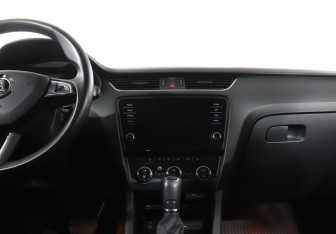 Подержанный автомобиль Skoda Octavia Liftback 2020 года (14 фото)