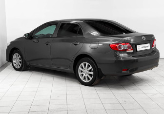 Подержанный автомобиль Toyota Corolla Sedan 2012 года (6 фото)
