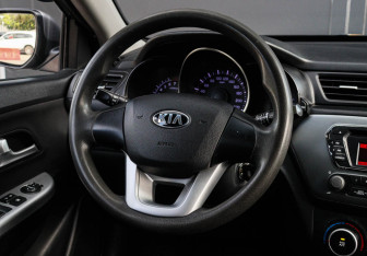 Подержанный автомобиль Kia Rio Hatchback 2013 года (11 фото)
