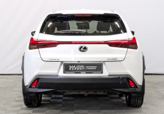 Подержанный автомобиль Lexus UX 2018 года (6 фото)