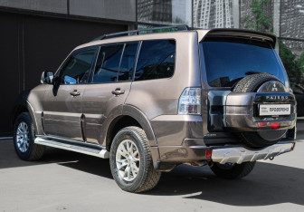 Подержанный автомобиль Mitsubishi Pajero 2011 года (5 фото)