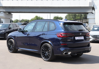 Подержанный автомобиль BMW X5 2022 года (7 фото)