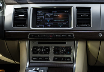 Подержанный автомобиль Jaguar XF Sedan 2013 года (14 фото)