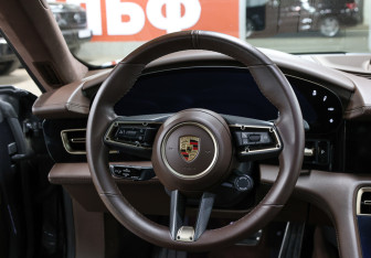 Подержанный автомобиль Porsche Taycan 2021 года (17 фото)