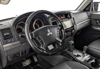 Подержанный автомобиль Mitsubishi Pajero 2018 года (15 фото)