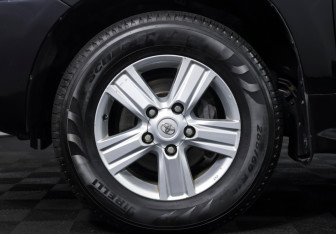 Подержанный автомобиль Toyota Land Cruiser Suv 2012 года (22 фото)