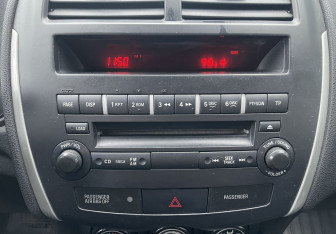 Подержанный автомобиль Mitsubishi ASX 2011 года (14 фото)