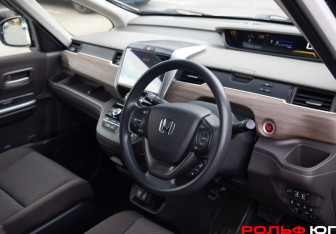 Подержанный автомобиль Honda Freed 2022 года (10 фото)