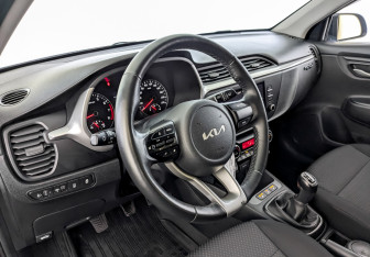 Подержанный автомобиль Kia Rio Sedan 2022 года (16 фото)