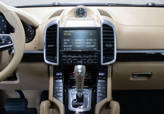 Подержанный автомобиль Porsche Cayenne 2015 года (15 фото)