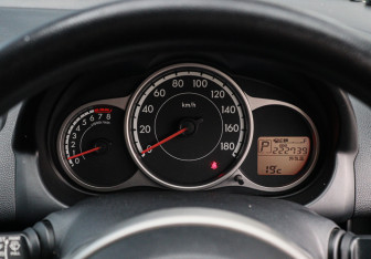 Подержанный автомобиль Mazda Demio 2011 года (16 фото)