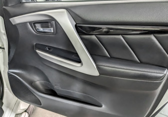 Подержанный автомобиль Mitsubishi Pajero Sport 2018 года (25 фото)