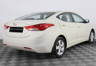 Подержанный автомобиль Hyundai Elantra Sedan 2012 года (3 фото)