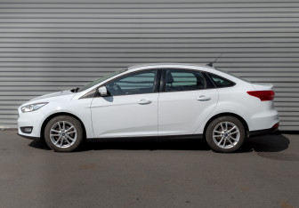 Подержанный автомобиль Ford Focus Sedan 2017 года (8 фото)