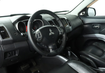 Подержанный автомобиль Mitsubishi Outlander 2007 года (13 фото)