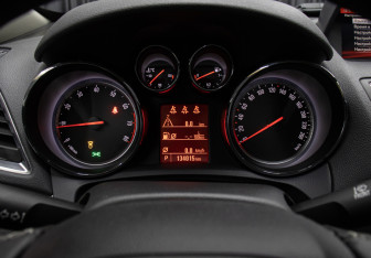 Подержанный автомобиль Opel Mokka 2015 года (13 фото)