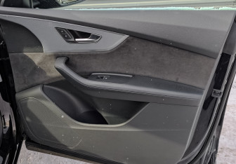 Подержанный автомобиль Audi Q8 2020 года (25 фото)