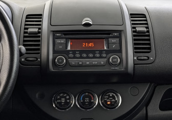 Подержанный автомобиль Nissan Note 2013 года (17 фото)