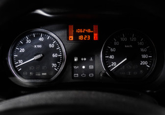 Подержанный автомобиль Nissan Terrano 2015 года (10 фото)