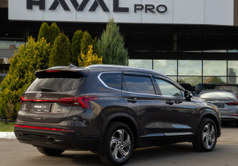 Подержанный автомобиль Hyundai Santa Fe 2021 года (4 фото)