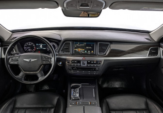 Подержанный автомобиль Genesis G70 2018 года (14 фото)