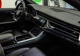 Подержанный автомобиль Audi Q8 2019 года (22 фото)