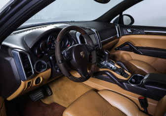 Подержанный автомобиль Porsche Cayenne 2012 года (15 фото)