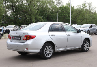 Подержанный автомобиль Toyota Corolla Sedan 2007 года (5 фото)