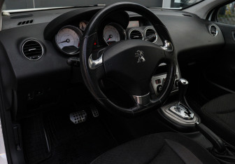 Подержанный автомобиль Peugeot 408 2014 года (12 фото)