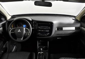 Подержанный автомобиль Mitsubishi Outlander 2014 года (11 фото)