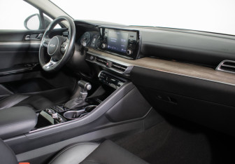 Подержанный автомобиль Kia K5 2022 года (9 фото)