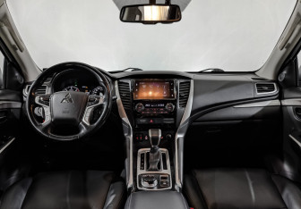 Подержанный автомобиль Mitsubishi Pajero Sport 2018 года (13 фото)