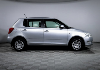 Подержанный автомобиль Skoda Fabia Hatchback 2014 года (4 фото)